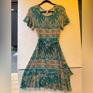 Fun print! Ruffled edge!